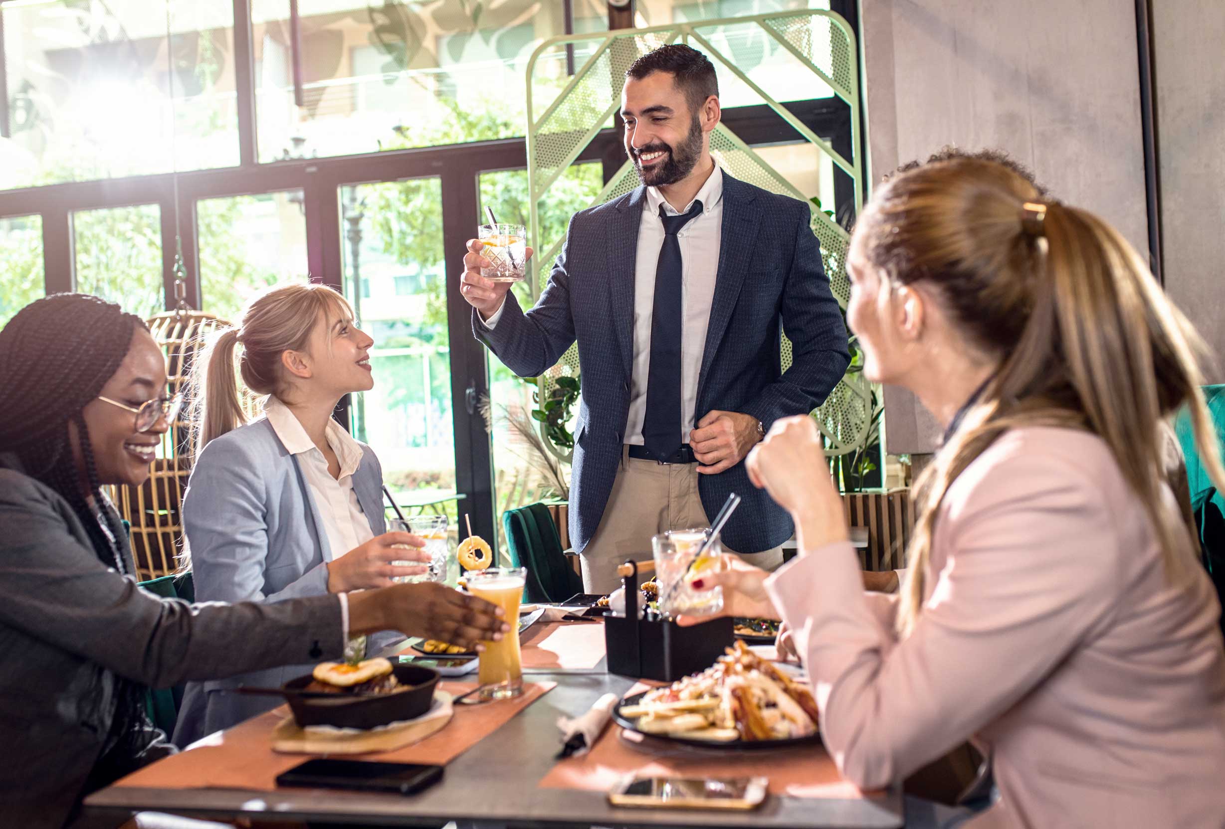gruppo di persone a cena