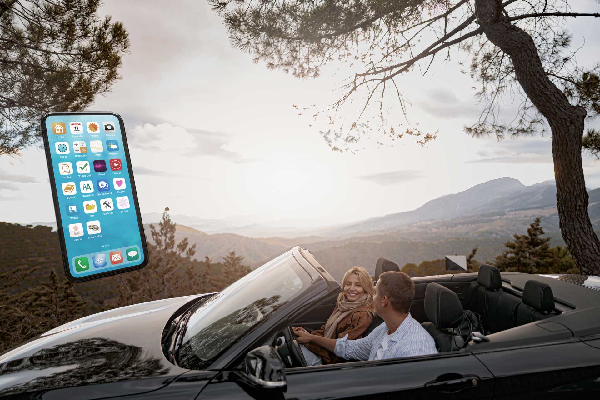 smartphone con app e sfondo con macchina e sposi nel bosco